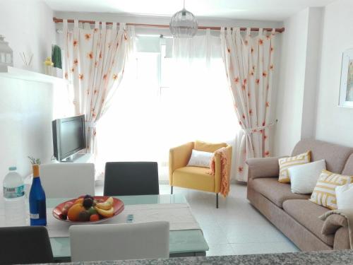 厄尔梅达诺Montaña Roja的客厅配有沙发和桌子