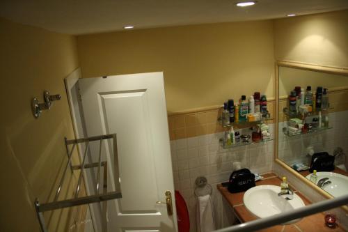 伊斯兰蒂拉Apartamento en islantilla的一间带水槽和镜子的浴室