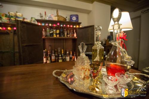 帕皮康阿克弗霍斯山峦酒店的桌子,带玻璃杯和灯