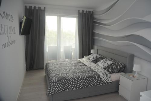 科沃布热格Apartament Solna 11的一间卧室配有一张床和条纹墙