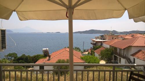 阿莫利亚尼岛Villa Elli的阳台享有海景,配有遮阳伞。