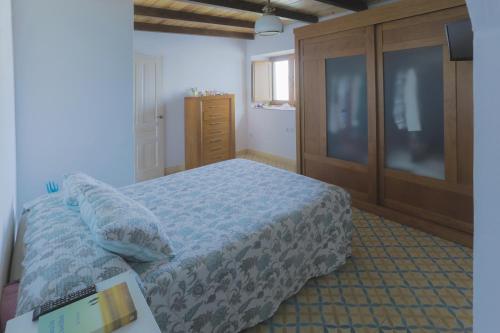 塔里法Casa de Campo La Estancia的一间卧室配有一张床和一个木制梳妆台