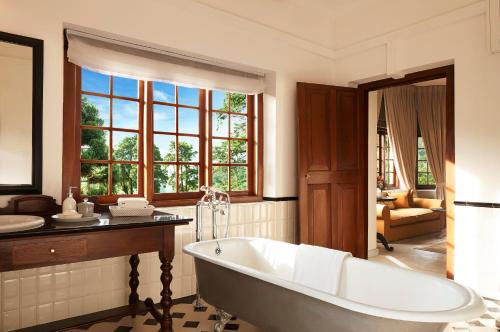 努沃勒埃利耶Jetwing Warwick Gardens的客房内的浴室设有大浴缸