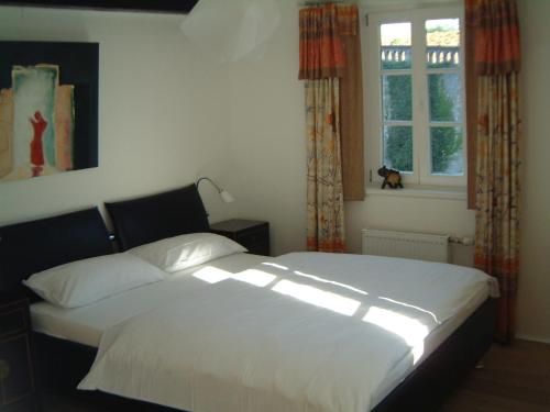 美因茨Appartement Kirschgarten Mainz Rochusstraße的卧室配有白色的床和窗户。