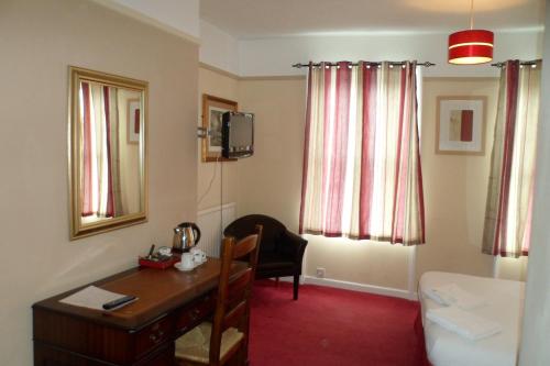 伍斯特塞文河景酒店的一间客房内配有桌子和椅子的房间
