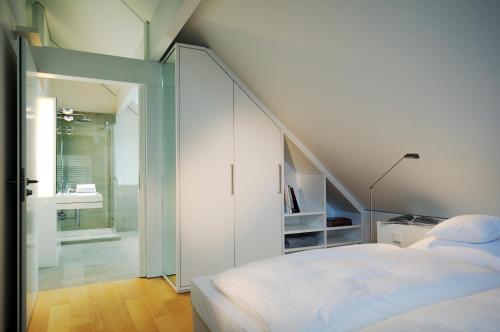 文尼斯塔特Civetta的阁楼卧室设有一张床和一个楼梯