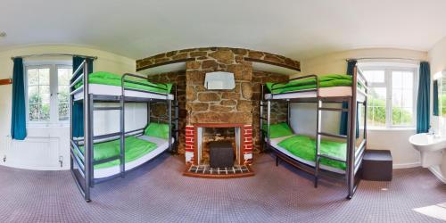 圣贾斯特YHA兰斯酒店的带壁炉的客房内的两张双层床