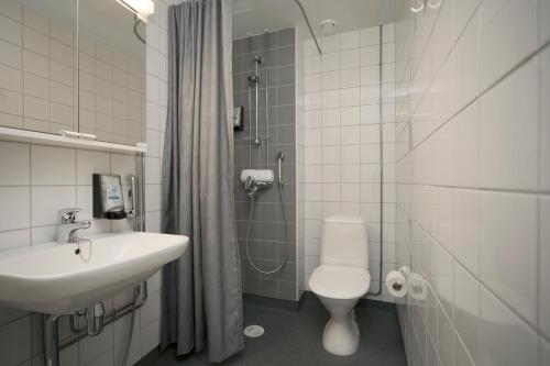 图尔库林奈兹玛科旅馆的白色的浴室设有水槽和卫生间。