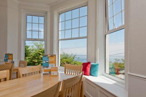 卡弗拉克克佛拉克国际青年旅舍的一间设有窗户和桌椅的用餐室