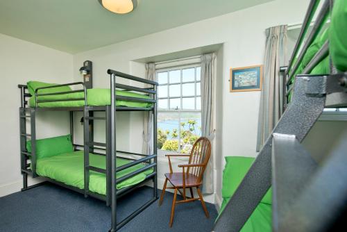 卡弗拉克克佛拉克国际青年旅舍的客房设有双层床、椅子和窗户。