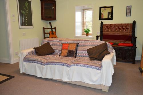 KilmartinTrevenek Cottage的一间卧室配有一张大床和枕头