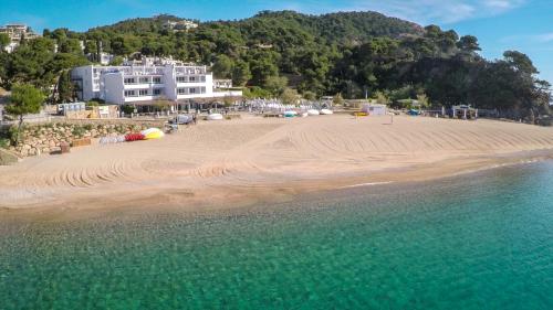 滨海托萨金色之海蒙努达酒店的享有海滨沙滩的空中景致