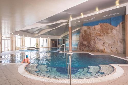 莫维尔红色城堡酒店的一座带大型游泳池的酒店游泳池