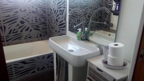 卡塔尼亚Creative Apartment的一间带水槽和镜子的浴室