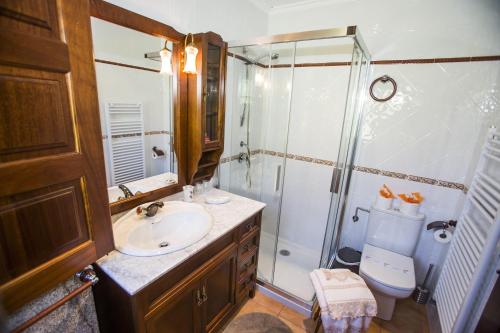 卡马里尼亚斯A Casa da Gandara的带淋浴、盥洗盆和卫生间的浴室
