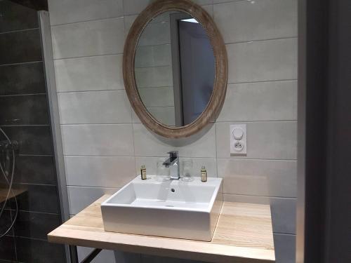 Saint-Point-LacL'Ecrin du Lac的浴室设有白色水槽和镜子