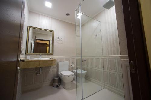 埃里温大道酒店的浴室配有卫生间、盥洗盆和淋浴。