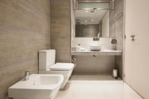 布宜诺斯艾利斯帕洛桑托酒店的浴室配有白色卫生间和盥洗盆。