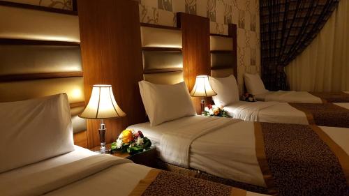 麦地那普罗文思阿尔沙姆酒店的酒店客房设有两张床和两盏灯。