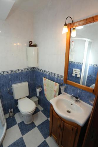 菲尼斯特雷Santa catalina 46的蓝色和白色的浴室设有卫生间和水槽