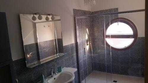 维耶斯泰Vista stupenda sul mare的浴室配有盥洗盆和带镜子的淋浴