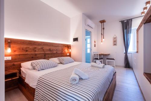 科米扎索勒公寓酒店的一间卧室配有一张大床和两条毛巾