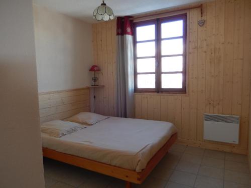 圣雷热雷梅累兹Les Serintes的一间小卧室,配有床和窗户