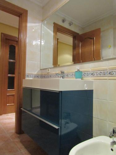 GarrayCasa en ambiente tranquilo y relajante的一间带水槽和镜子的浴室