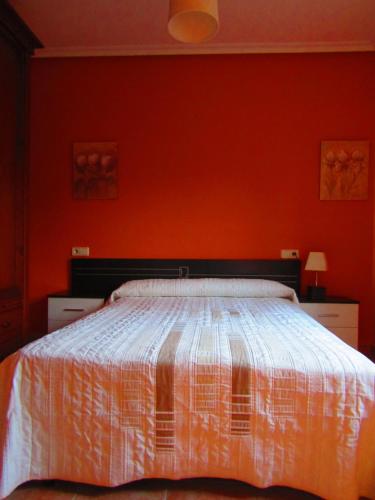GarrayCasa en ambiente tranquilo y relajante的一间卧室配有一张橙色墙壁的床