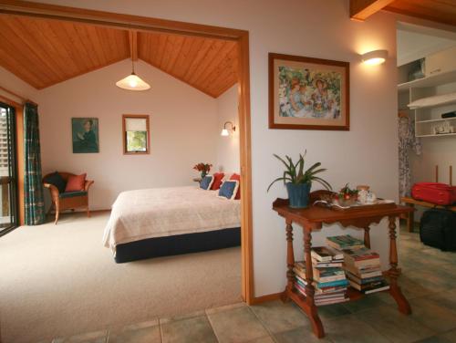 拉塞尔Bay of Islands Cottages的一间卧室配有一张床和一张桌子