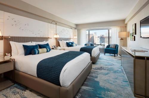 旧金山旧金山日航酒店的酒店客房设有两张床和一个阳台。