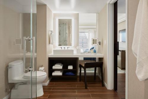 旧金山旧金山日航酒店的一间带水槽和卫生间的浴室
