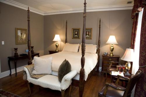The Belvedere Inn & Restaurant客房内的一张或多张床位