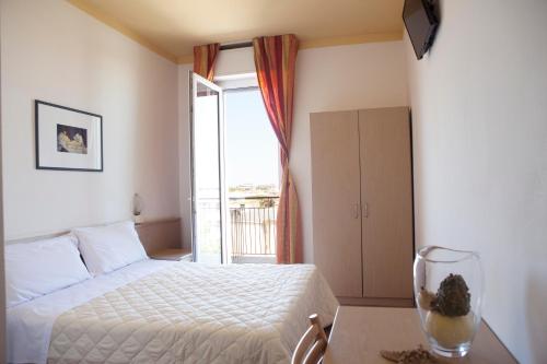里米尼Activ Hotel Salsedine的一间卧室设有一张床和一个大窗户