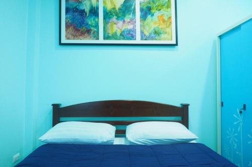 奈扬海滩普吉岛百斯特特雷夫旅馆的蓝色卧室,配有带2个白色枕头的床