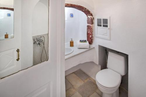 伊亚格斯米亚科福公寓的一间带卫生间和水槽的浴室