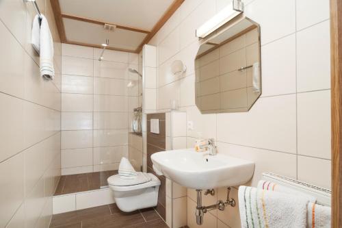 菲拉赫索恩霍夫酒店的白色的浴室设有水槽和卫生间。