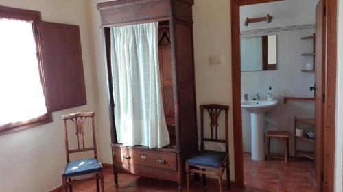 阿姆泼斯塔Mas del Tancat的浴室设有水槽、镜子和两把椅子