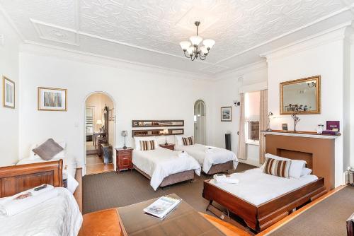 彭古因美德森精品酒店的酒店客房带两张床和一个客厅