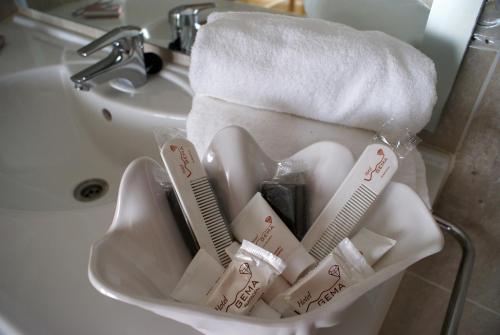 阿尔马登宝石酒店的水槽里的牙刷和毛巾篮