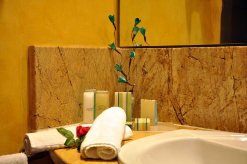 伊斯兰蒂拉伊斯兰蒂拉欧特斯酒店的浴室设有水槽和柜台上的毛巾