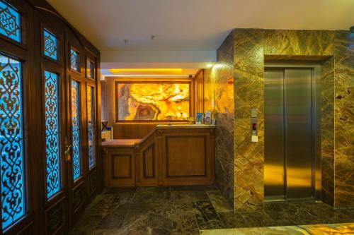 伊斯坦布尔Gulec Hotel & Spa - Special Category的一间带水槽和彩色玻璃窗的浴室
