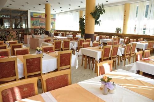 兹蒂尔Hotel Magura的用餐室配有桌椅和白色桌子