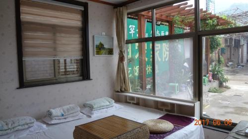 蓟州区黄崖关长城李博家园酒店的客房设有两张床和大窗户。