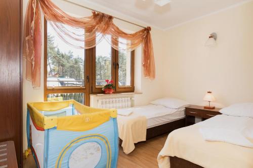 波别罗沃OW Diament的一间卧室设有两张床和窗户。