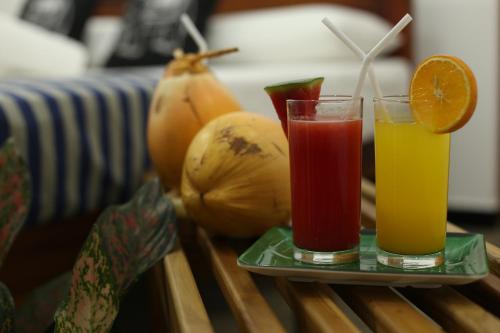 阿努拉德普勒阿姆斯特丹旅游休憩住宿加早餐旅馆的桌上的两杯果汁和水果