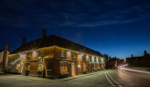斯托克拜奈兰德The Angel Inn, Stoke-by-Nayland的街道边有灯的建筑物