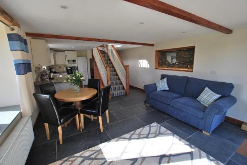 卡林顿Lakeview Cottage的客厅配有蓝色的沙发和桌子