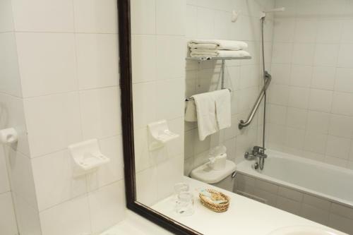 阿尔卡拉德尔里奥酒店的一间浴室