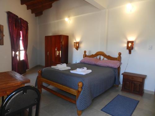 圣卡洛斯Hotel Maria Cafayate的一间卧室配有一张床,上面有两条毛巾